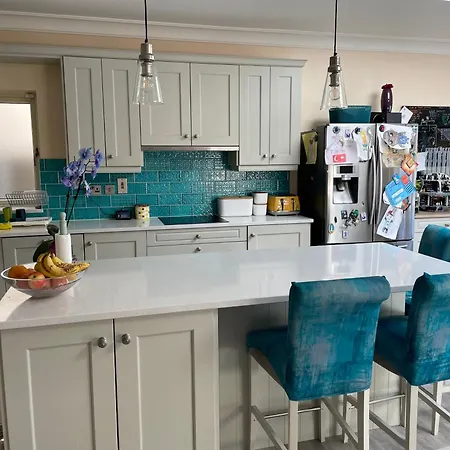 Spacious, Modern In A Shared Family Проживание в семье *
