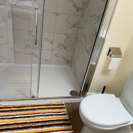 Spacious, Modern For Families In A Shared Family Habitación en casa particular *