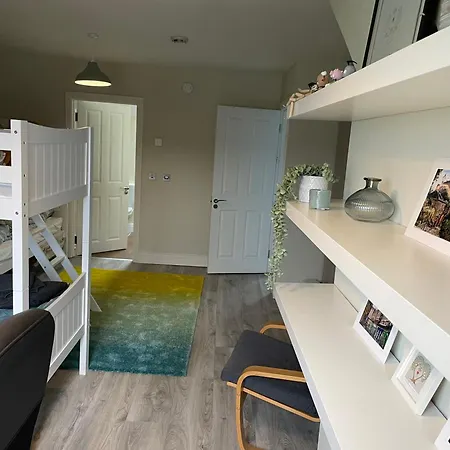 Quarto em Acomodações Particulares Spacious, Modern For Families In A Shared Family